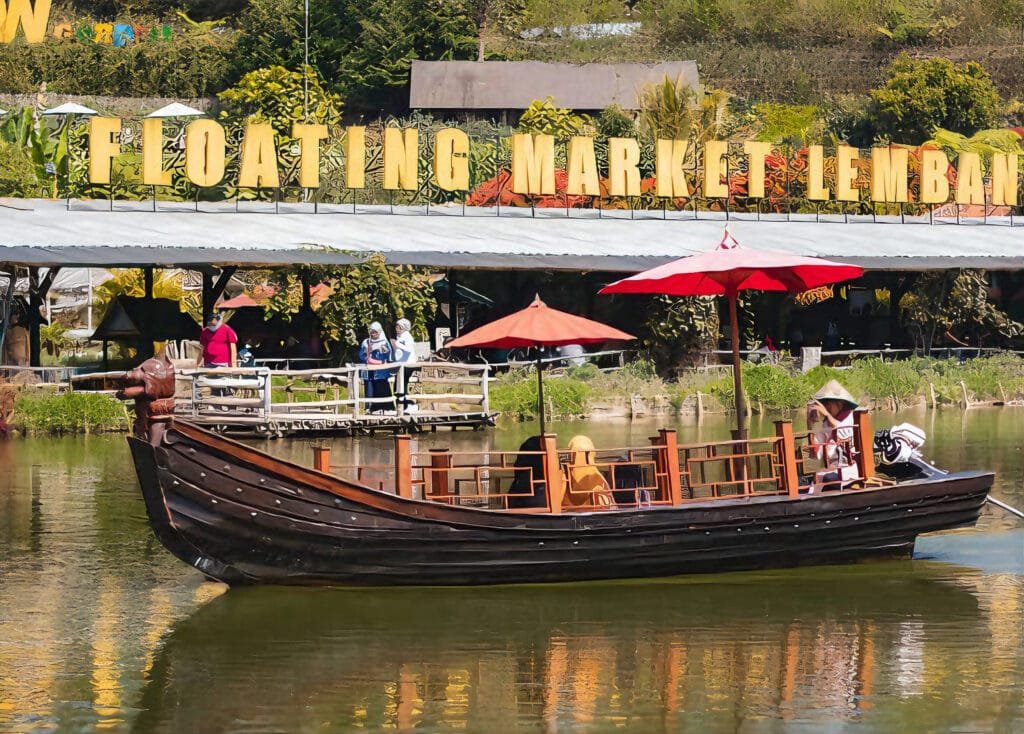 Rental mobil ke Floating Market Lembang