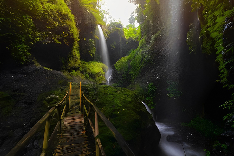 Wisata Curug dengan Sewa Mobil Liburan Bandung