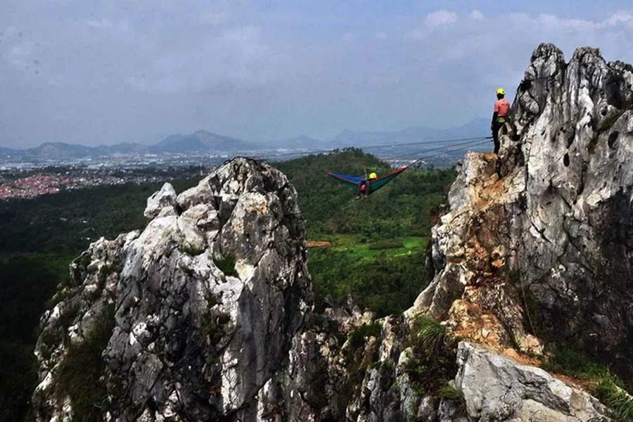 Gunung Hawu dengan Rental Mobil MPV Bandung