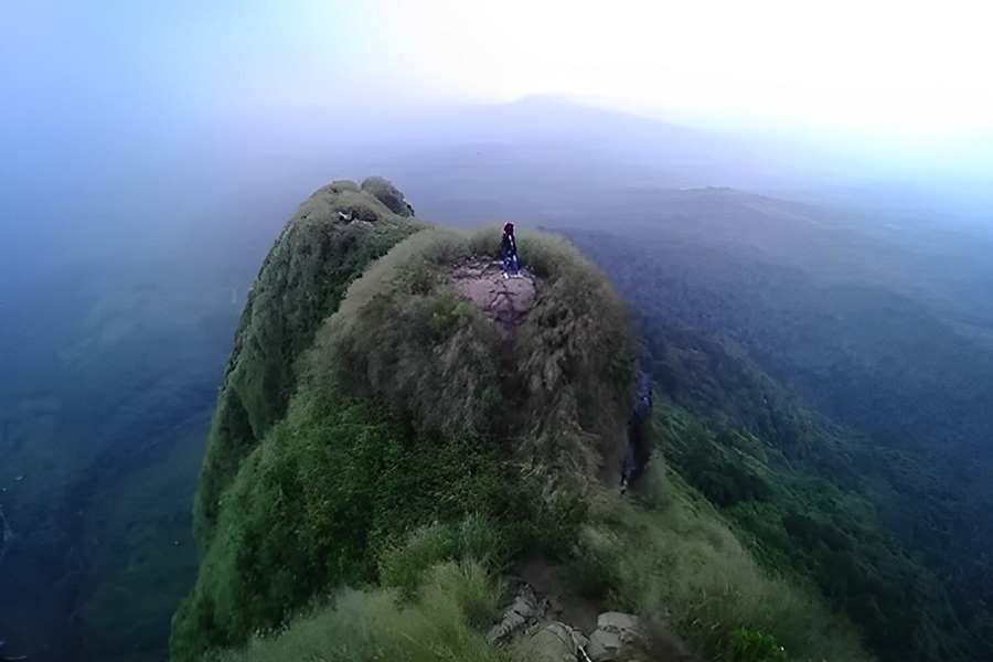 Wisata Gunung Batu dengan Sewa Mobil Lepas Kunci Bandung