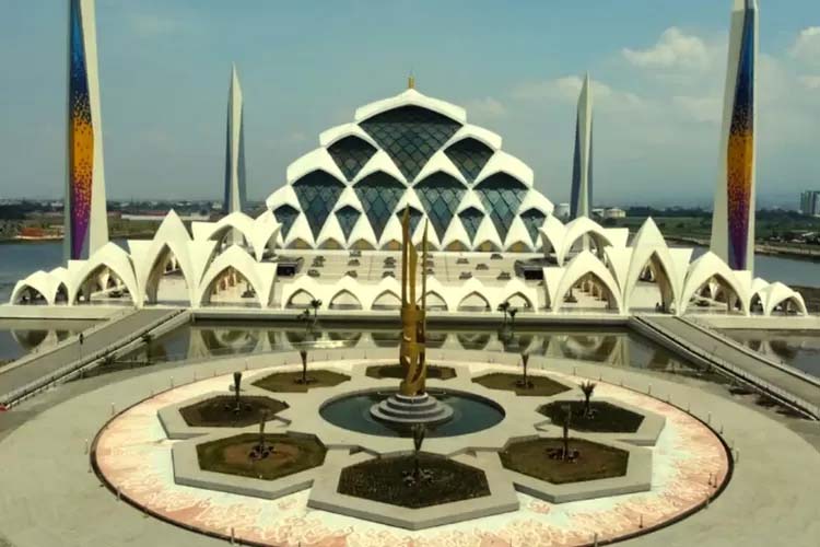 Wisata Religi ke Masjid Al-Jabbar Bandung dengan Rental Mobil Terdekat